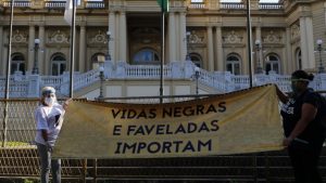 Faixa com a frase Vidas negras e faveladas importam no Rio de Janeiro em frente ao palácio do governo