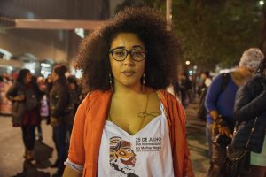 Mulher negra em manifestação