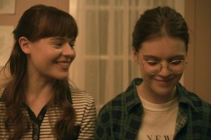 Foto do filme You Can Live Forever mostra duas meninas sorrindo apaixonadas