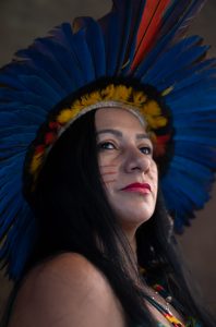 mulher indígena usa cocar