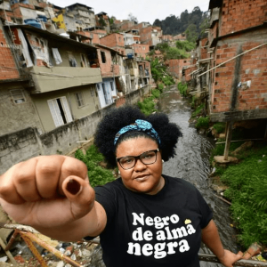 Mulher negra ergue punho fechado