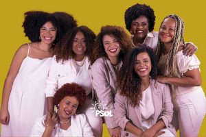 Mulheres negras lado a lado vestem branco