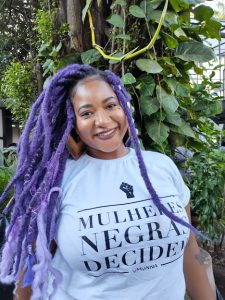 Mulher negra de cabelo roxo
