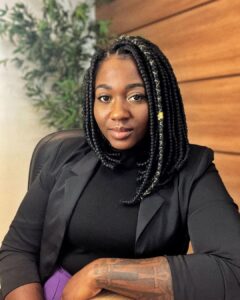 Mulher negra de tranças