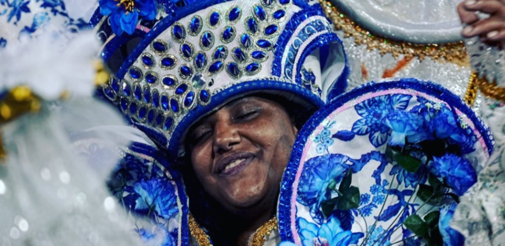 mulher fantasiada durante Carnaval