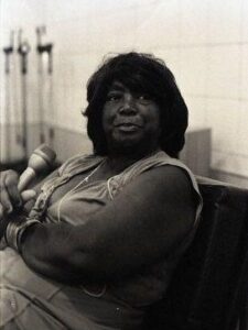 Mulher negra de cabelo liso