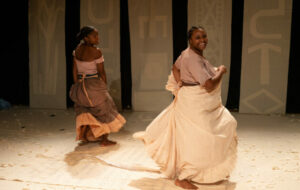 peça teatral com duas atrizes negras