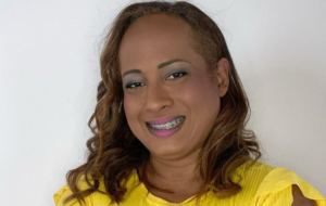 Foto mostra Alana sorrindo para a câmera