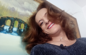 Foto mostra Estrella sorrindo para a câmera