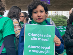 Cartaz: "crianças não são mães. Aborto legal e seguro já!"