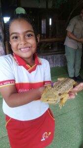 Foto mostra Maria Elena segurando animal em zoológico