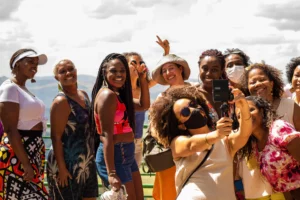 mulheres negras tirando selfie