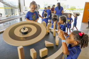 crianças em escola