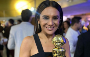 Mulher com troféu na mão