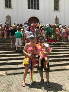 Foto mostra Fernando, Priscilla e a filha Beatriz no primeiro carnaval da pequena, em 2024