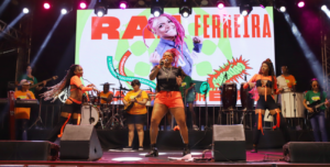 mulher canta em palco, pagode baiano