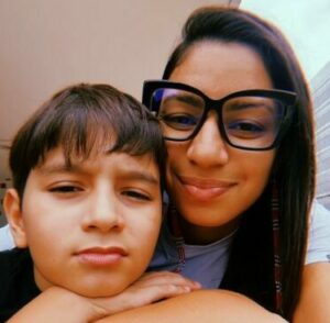 mãe e filho fazem selfie