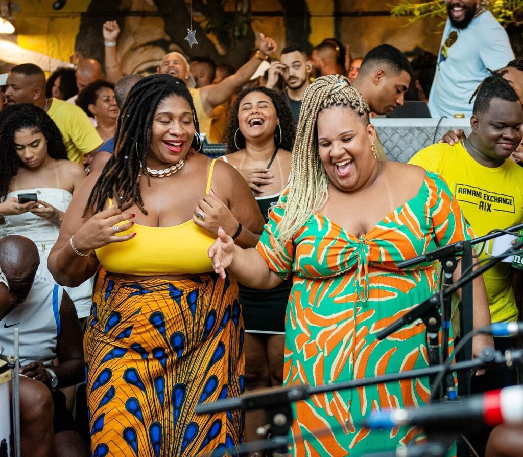 mulheres negras com roupas coloridas em um samba