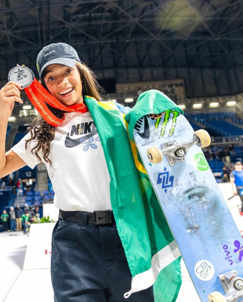 jovem segura medalha e skate