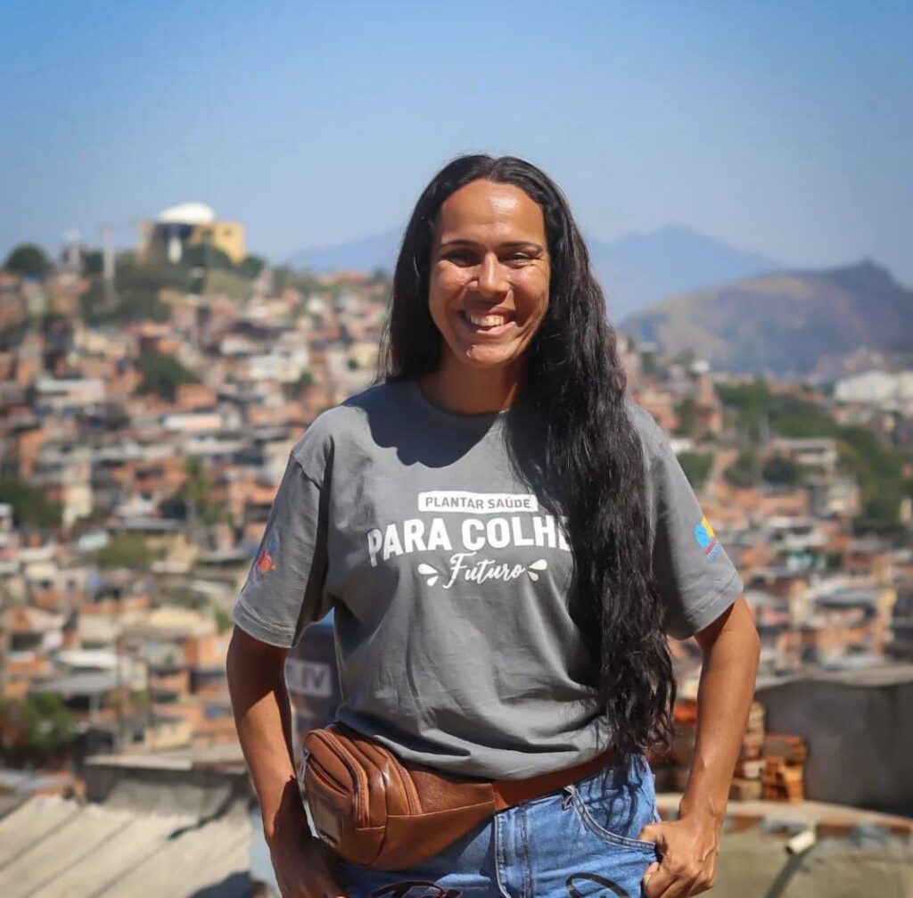 mulher negra em favela