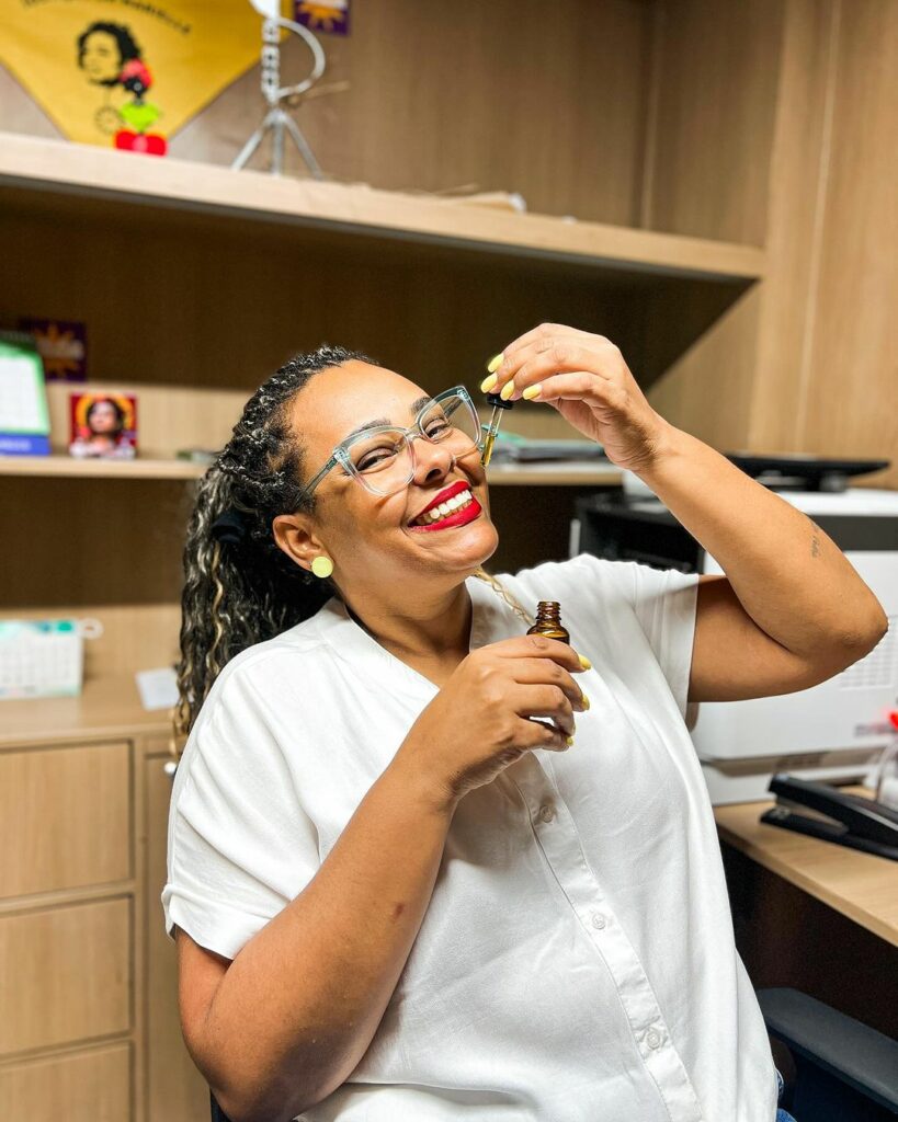 mulher segura óleo de cannabis