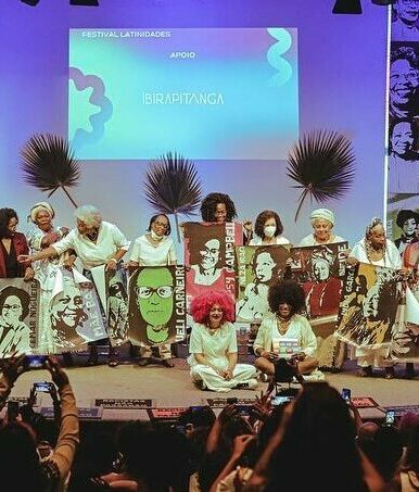 evento do Festival Latinidades, mulheres negras em um palco