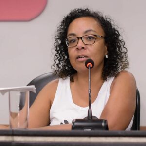 mulher negra fala ao microfone