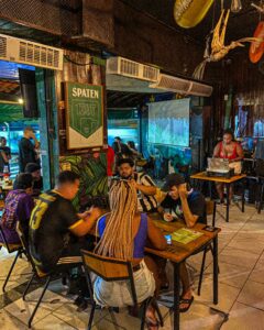 bar com pessoas sentadas em volta de mesa