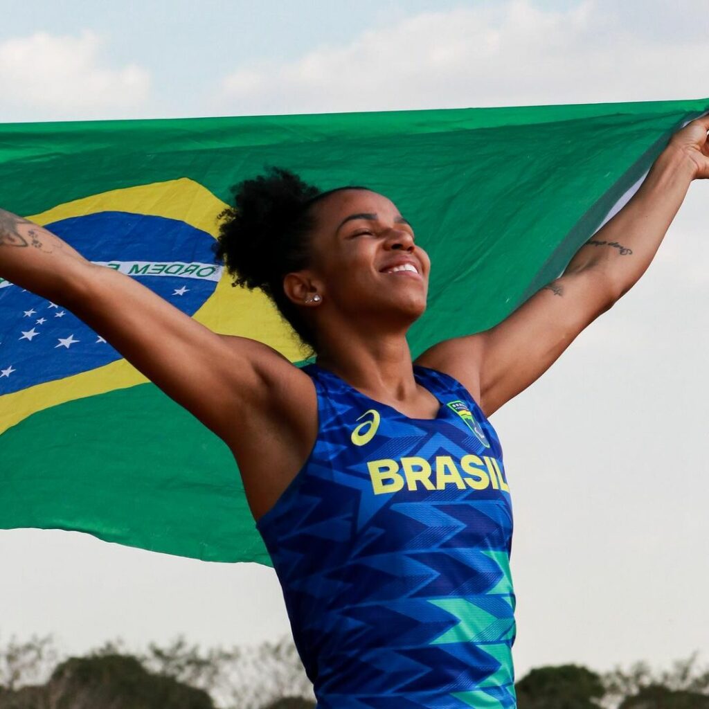 mulher segura bandeira do brasil