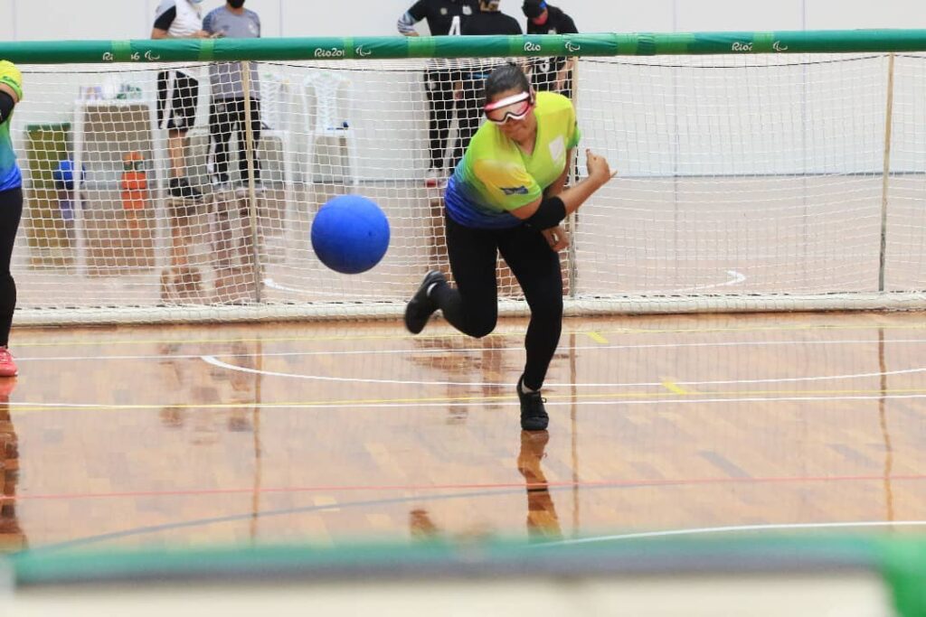 mulher joga goalball