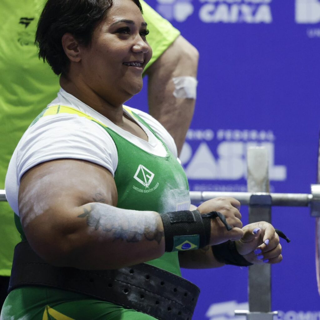 mulher negra sorrindo