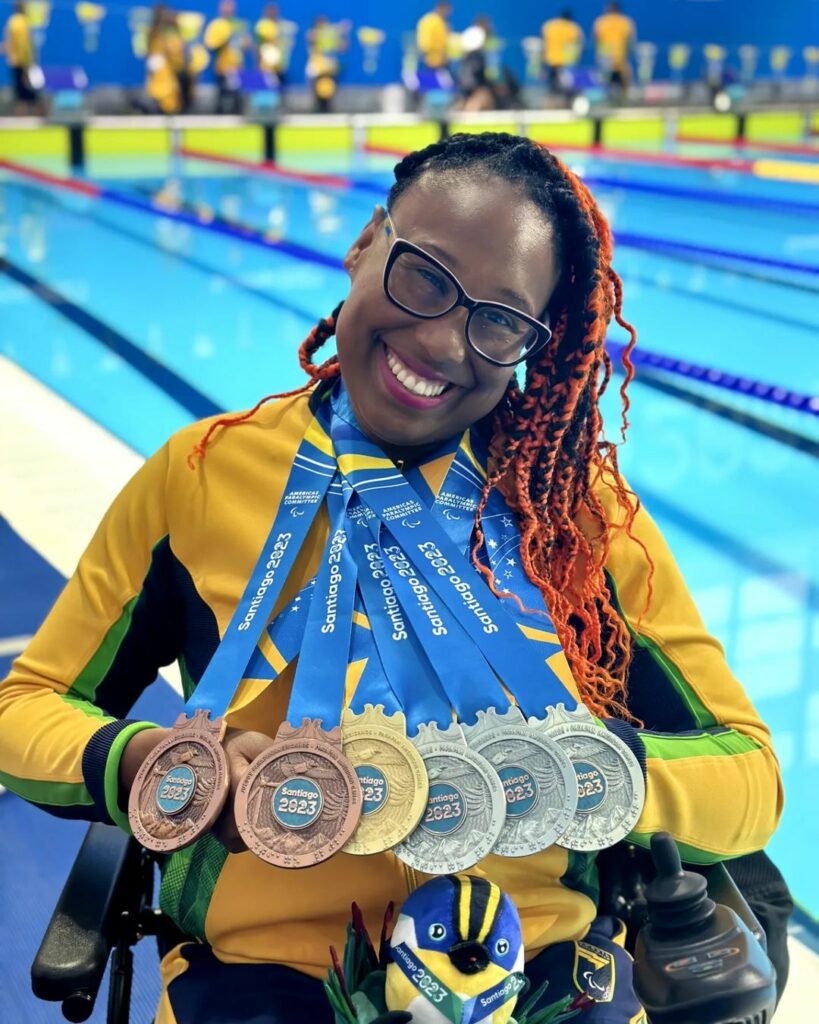 mulher com medalhas no pescoço