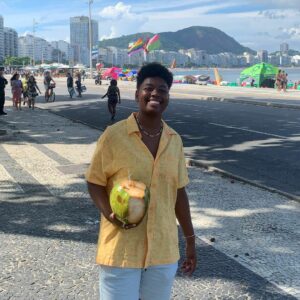 mulher segura coco