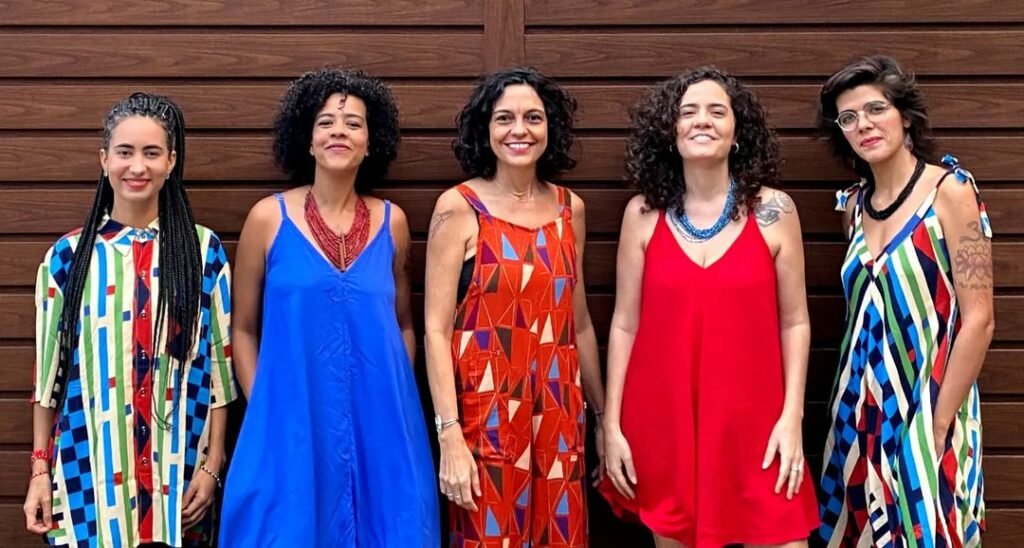 cinco mulheres posam para foto