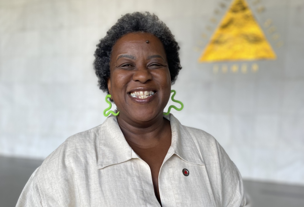 Macaé Evaristo, mulher negra sorrindo