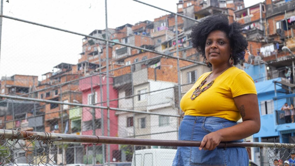 mulher negra em favela