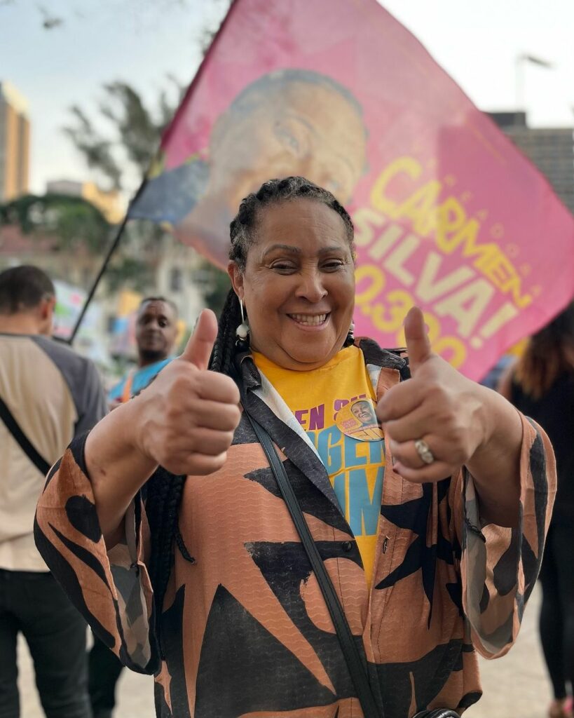 mulher negra sorrindo