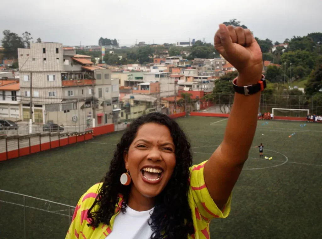 mulher negra com o punho levantado