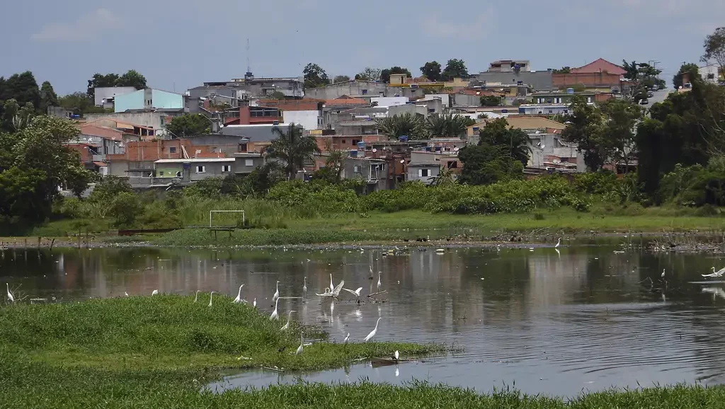 represa e casas ao fundo