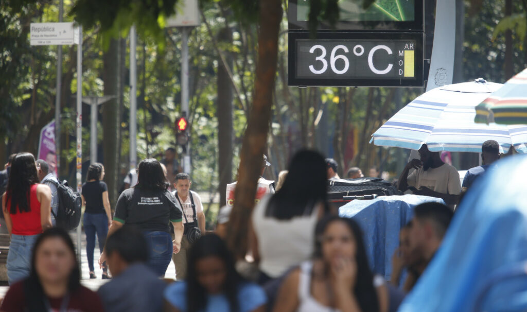 emperaturas acima dos 35 graus foram registradas nos termômetros no centro da cidade