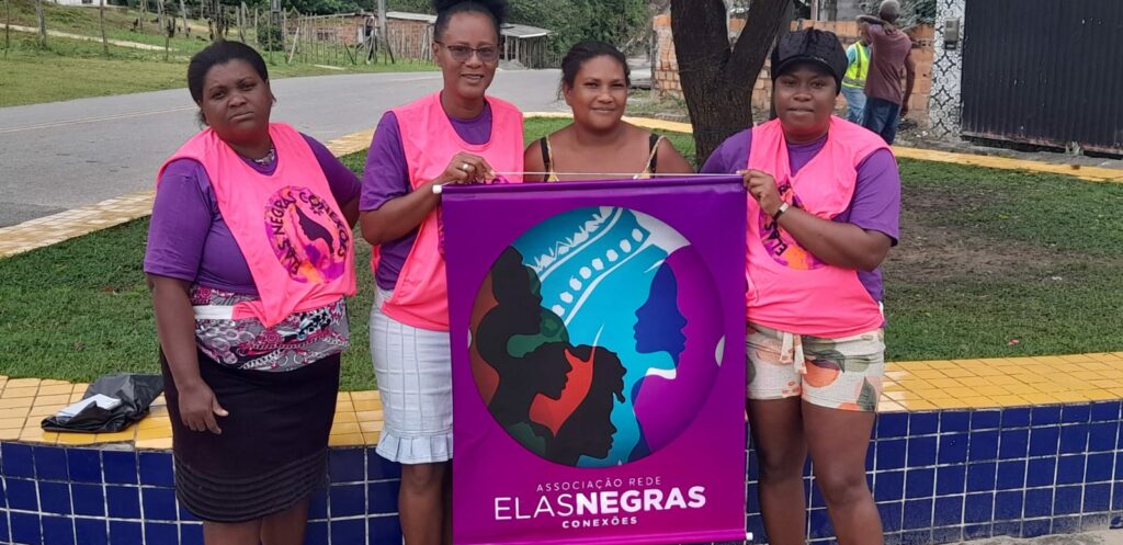 mulheres seguram cartaz