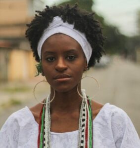mulher negra usando roupas brancas