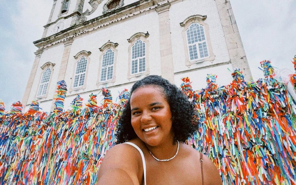 mulher em frente a igreja