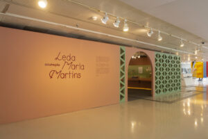 Parede com o escrito "Leda Maria Martins"
