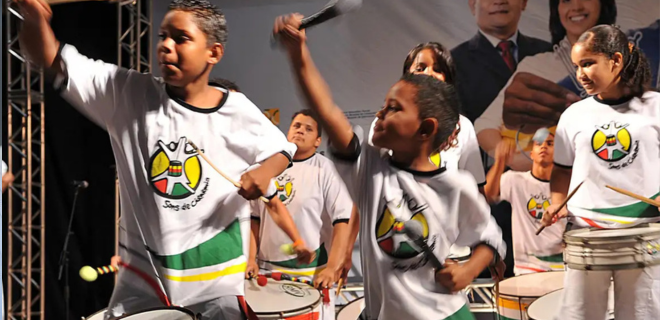 Foto mostra crianças tocando no bloco Olodum Miriam, no carnaval de Salvador