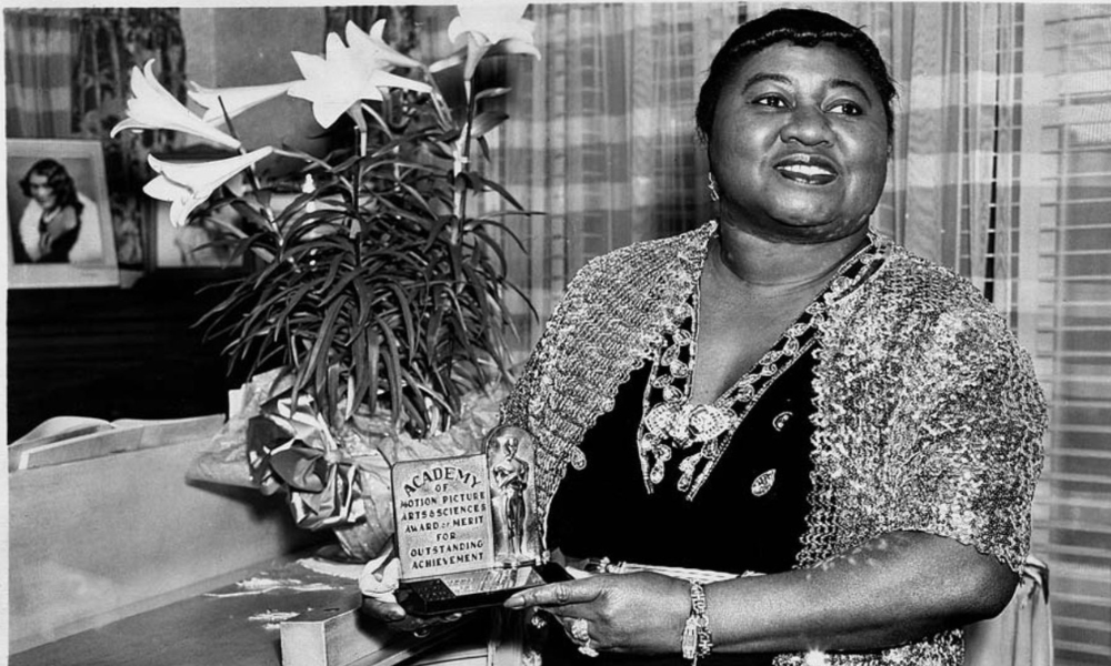 Foto em preto e branco mostra Hattie McDaniel segurando seu Oscar