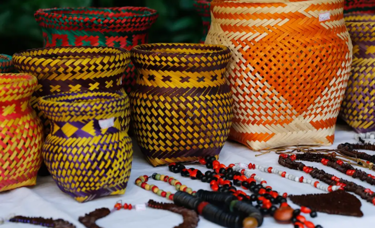 Artesãs indígenas mostram como seu ofício preserva cultura e natureza