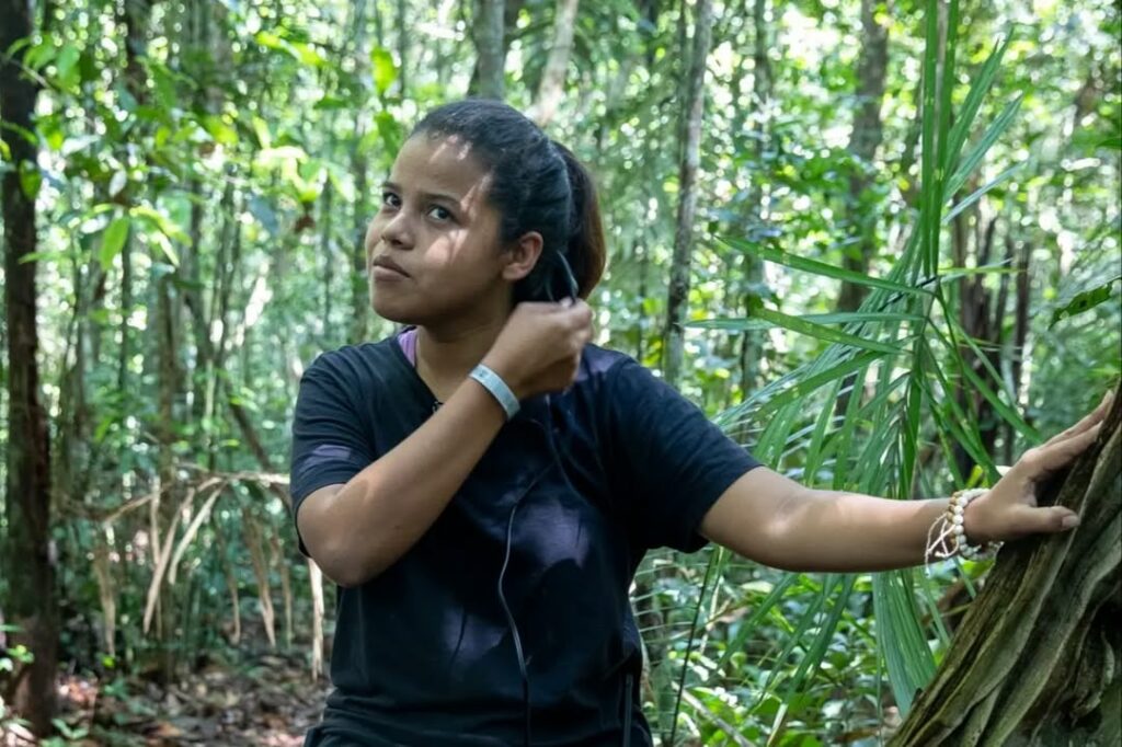 mulher em floresta