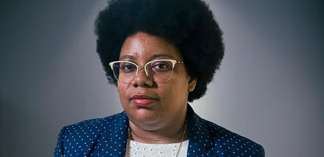 Foto mostra Elaine Silva olhando para a câmera