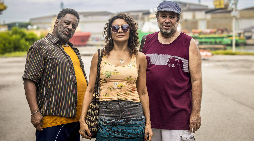 uma mulher e dois homens